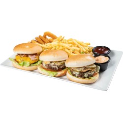 Platou cu mini burgeri, cartofi pai cu parmezan şi oregano, inele de ceapă şi sosuri